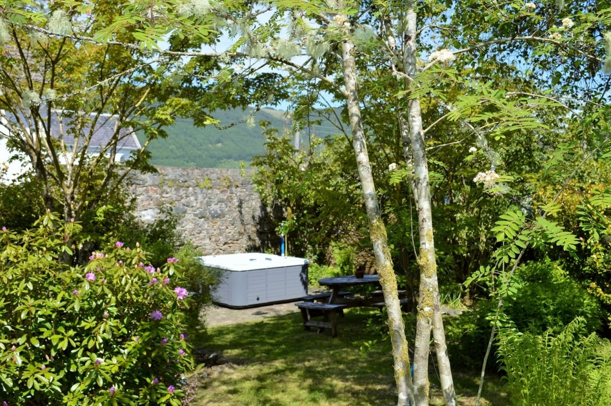 Hot tub in secluded back garden